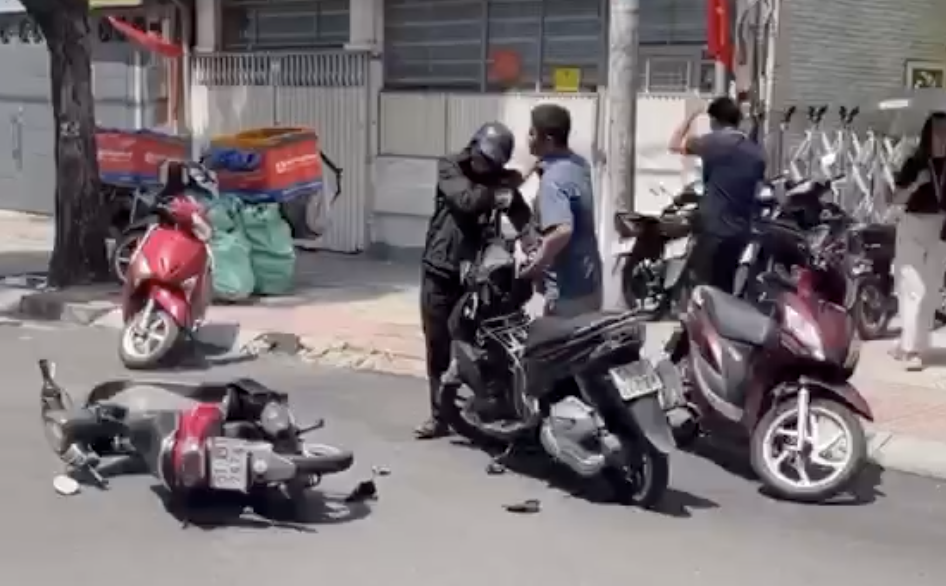 TP HCM: Công an đang xác minh 2 clip phản cảm liên quan 1 người đàn ông- Ảnh 1.