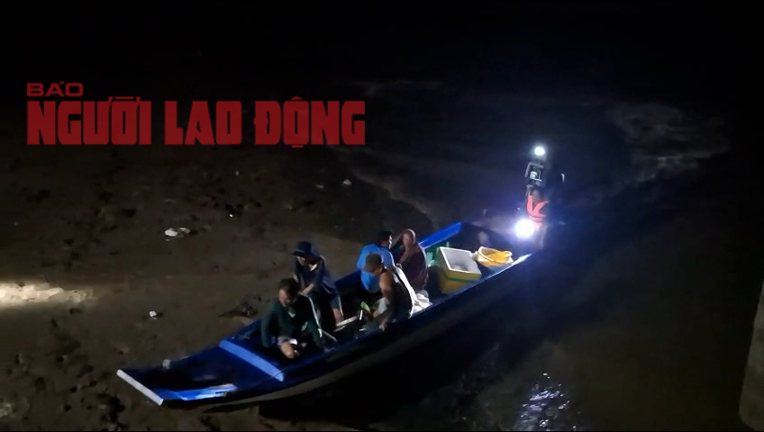 CLIP: Cứu sống 4 ngư dân ở Cà Mau trôi dạt nhiều giờ trên biển- Ảnh 1.