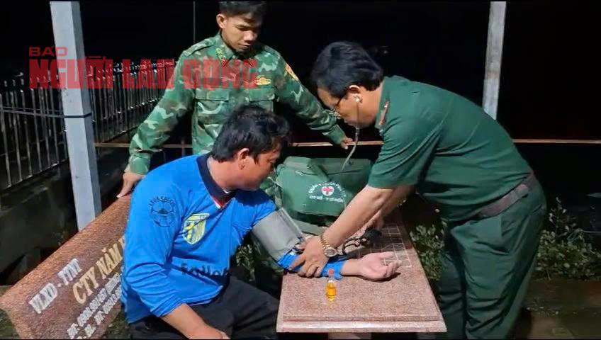 CLIP: Cứu sống 4 ngư dân ở Cà Mau trôi dạt nhiều giờ trên biển- Ảnh 2.