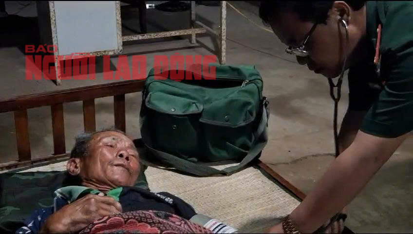 CLIP: Cứu sống 4 ngư dân ở Cà Mau trôi dạt nhiều giờ trên biển- Ảnh 3.