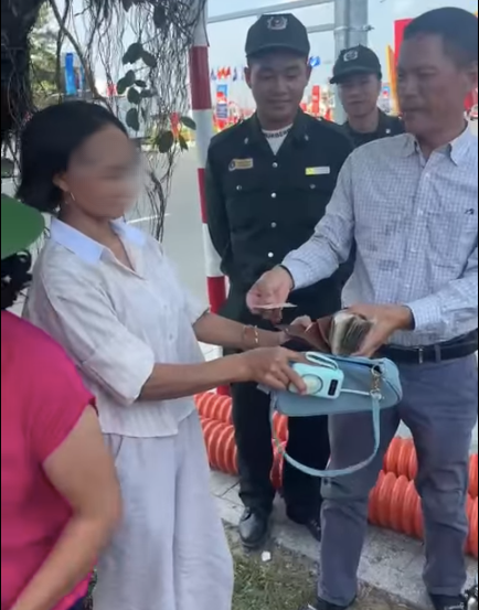 Người phụ nữ bỏ quên túi xách có 50 triệu đồng, 1,5 chỉ vàng khi đi xem triển lãm- Ảnh 1.