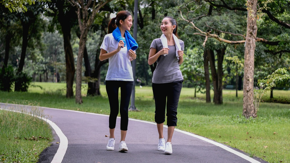 Tôi thấy mình trẻ hẳn ra ở tuổi 40 sau khi đi bộ kiểu này chỉ 1 tháng- Ảnh 1.