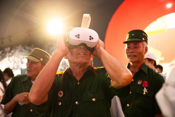 “Có lúc tôi phải nhắm mắt lại, vì cảm giác quen lắm - tiếng bom rít, đất đá rung chuyển, giống hệt những đêm nằm hầm chờ pháo"- Ảnh 6.