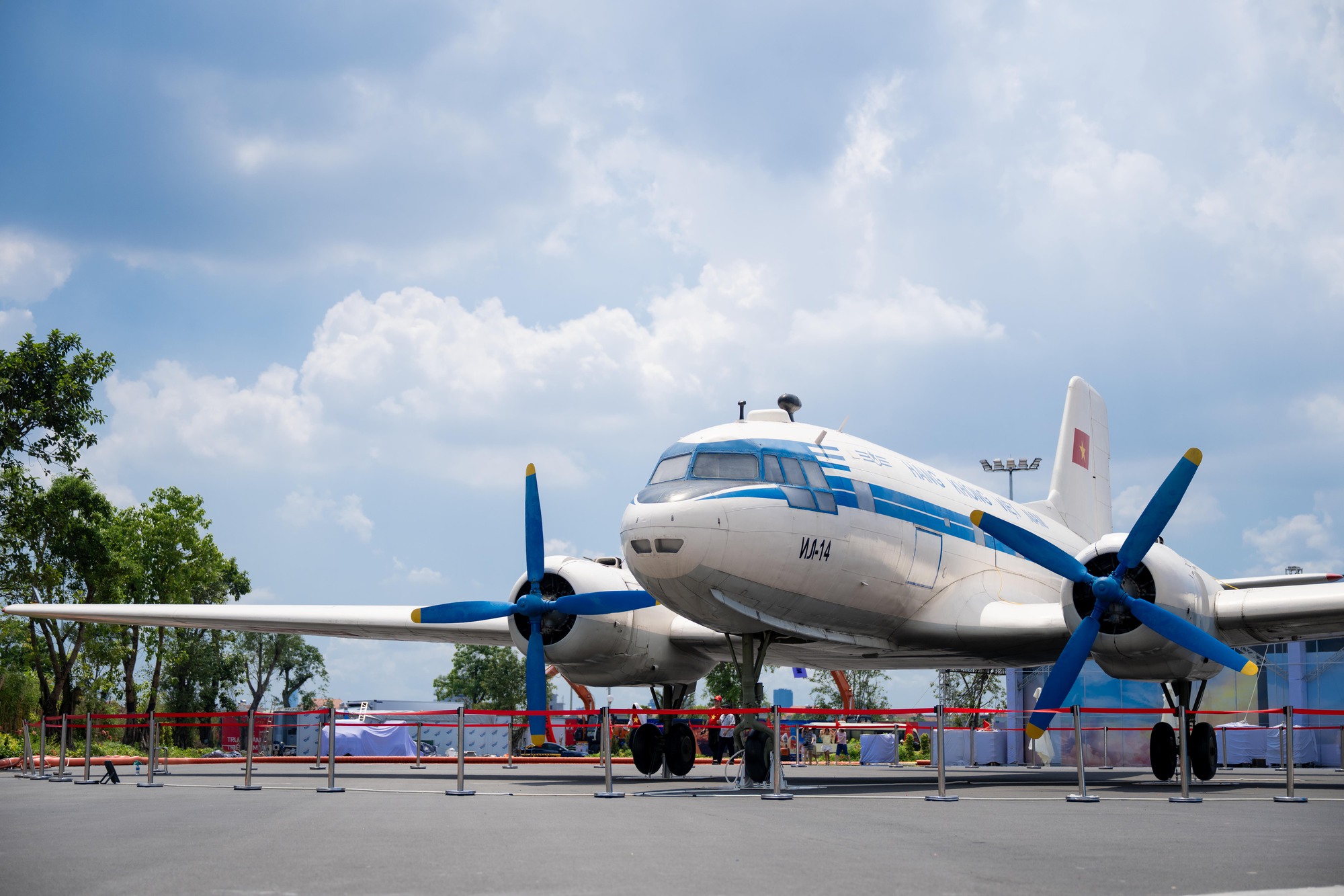 Cận cảnh từng chi tiết của huyền thoại IL-14: Chiếc chuyên cơ đã đưa Bác Hồ bay khắp muôn nơi- Ảnh 1.