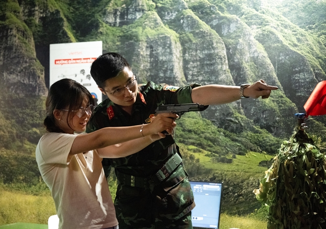 “Có lúc tôi phải nhắm mắt lại, vì cảm giác quen lắm - tiếng bom rít, đất đá rung chuyển, giống hệt những đêm nằm hầm chờ pháo"- Ảnh 7.