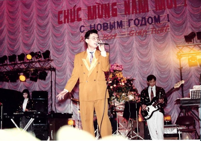 Cậu bé bên phải bức ảnh: Nam ca sĩ có học vấn khủng nhất showbiz Việt, Thủ khoa ĐH Bách khoa TP.HCM, là Thạc sĩ Hoá tại Nga!- Ảnh 3.