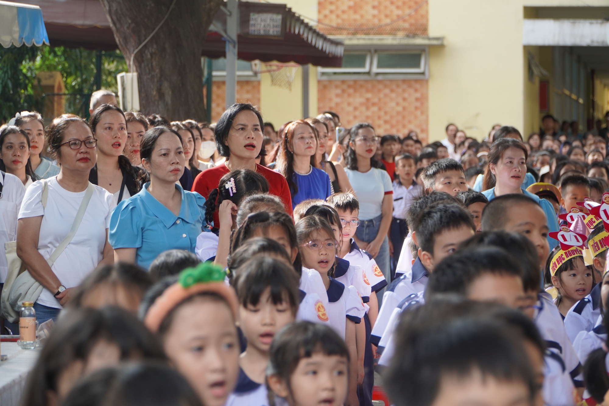 Nhiều cảm xúc trong ngày khai giảng đặc biệt của học sinh đầu cấp- Ảnh 6.
