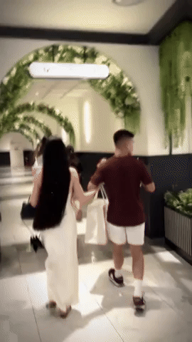 Chu Thanh Huyền yểu điệu khoác tay Quang Hải, 