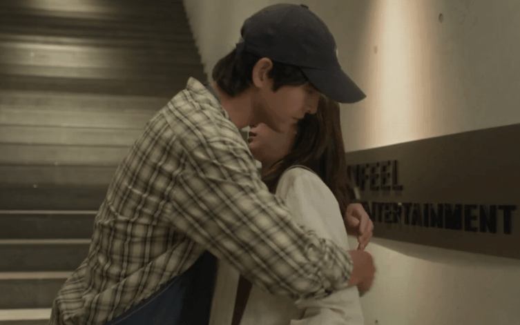 Phim của Song Joong Ki vừa chiếu đã nhận mưa lời khen: Nữ chính giống Song Hye Kyo quá trời, không muốn tua giây nào