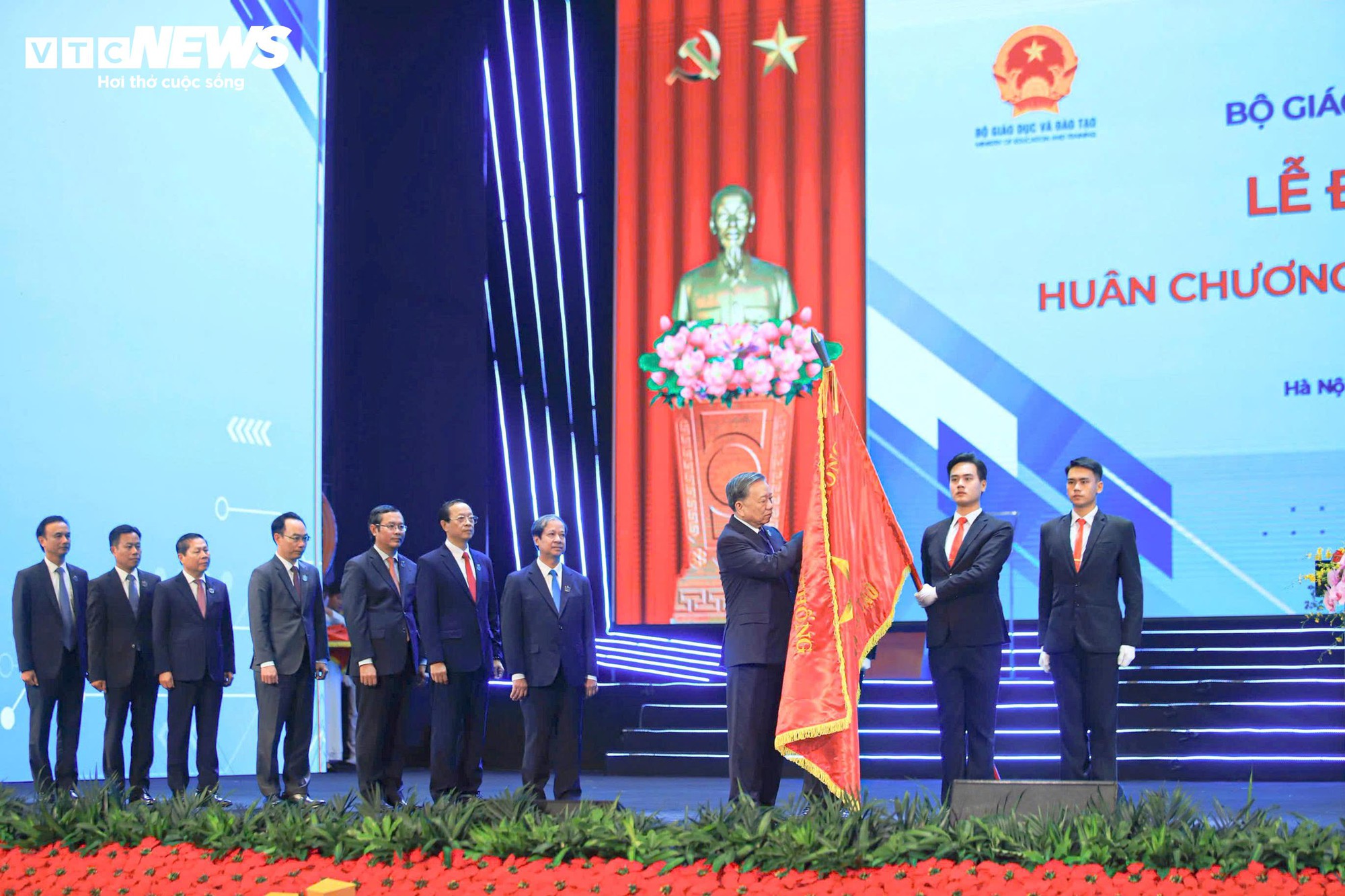 Tổng Bí thư trao Huân chương Lao động hạng Nhất cho Bộ Giáo dục và Đào tạo- Ảnh 1.