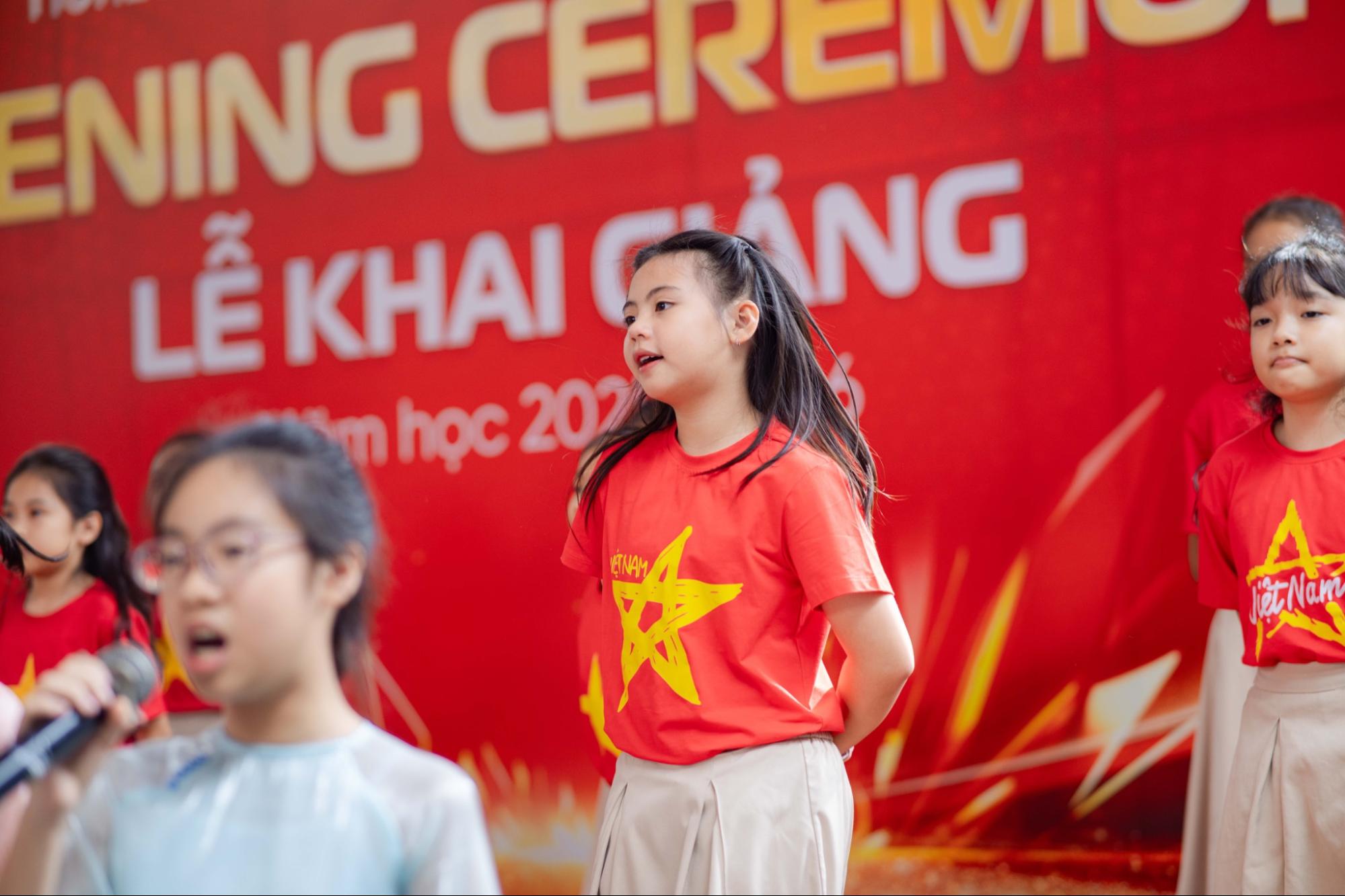 Spotlight lễ khai giảng 2025 thuộc về khối học sinh tiểu học: Combo khóc - cười - ngáp đủ hết!- Ảnh 18.