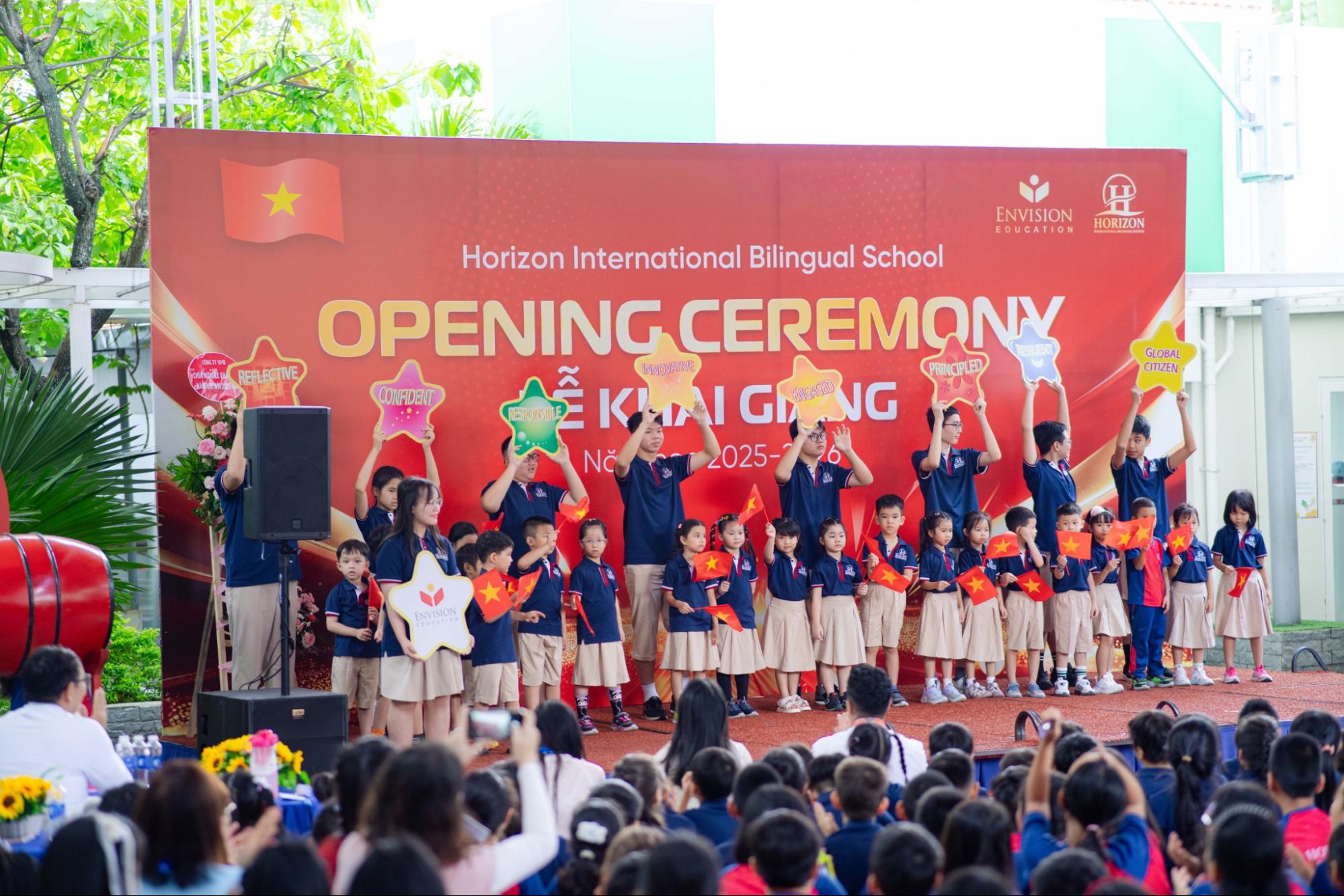 Spotlight lễ khai giảng 2025 thuộc về khối học sinh tiểu học: Combo khóc - cười - ngáp đủ hết!- Ảnh 21.