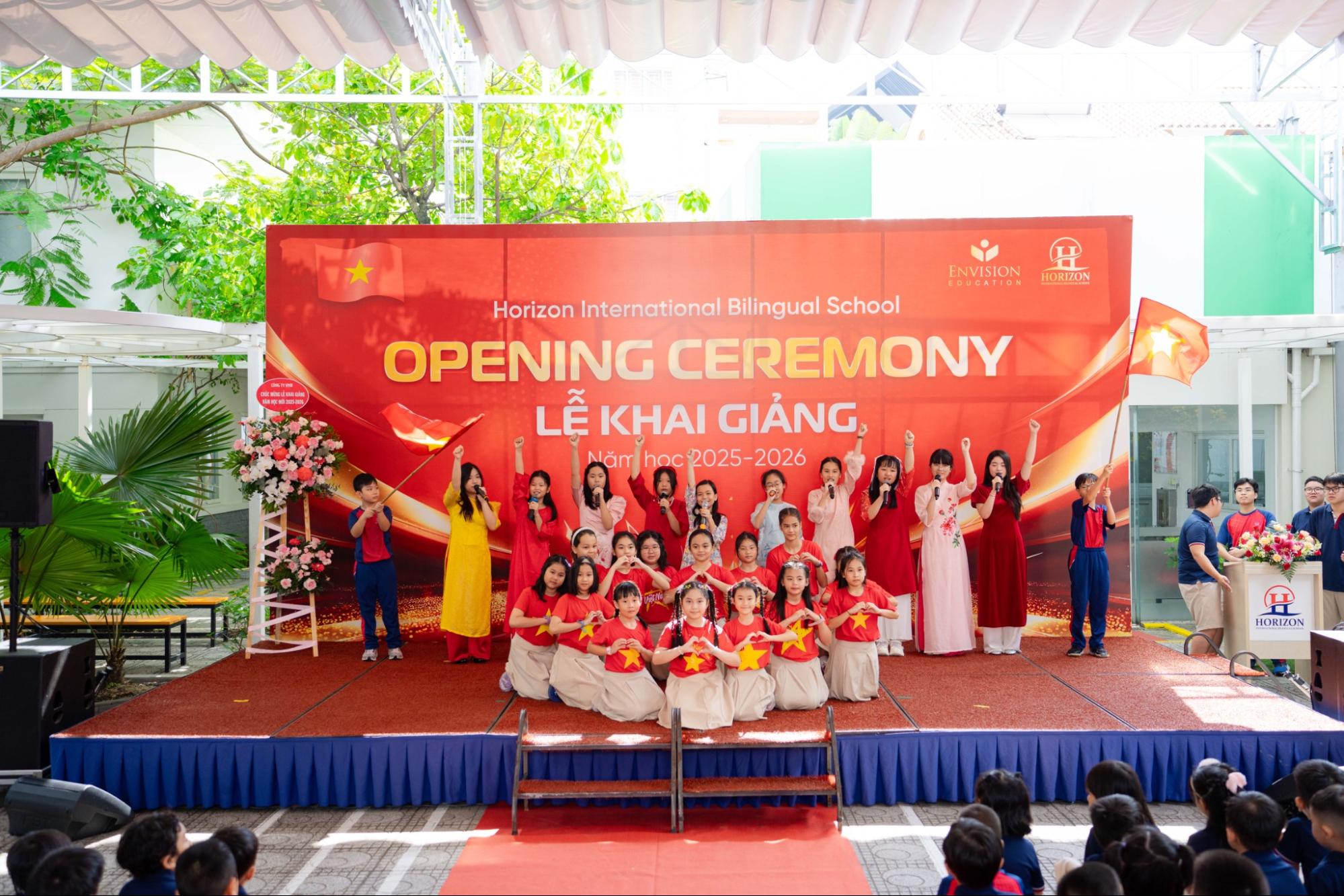 Spotlight lễ khai giảng 2025 thuộc về khối học sinh tiểu học: Combo khóc - cười - ngáp đủ hết!- Ảnh 22.