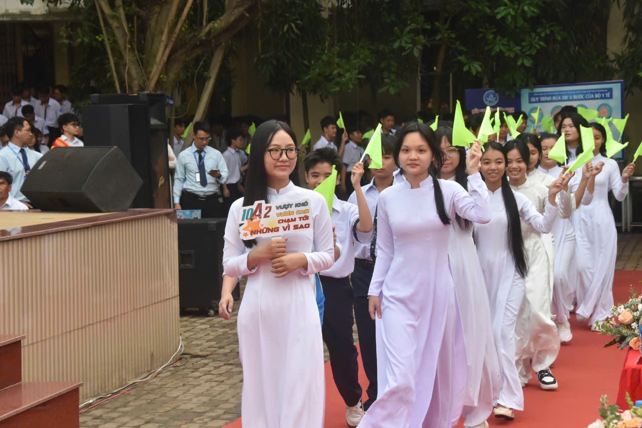 Nhiều cảm xúc trong ngày khai giảng đặc biệt của học sinh đầu cấp- Ảnh 17.