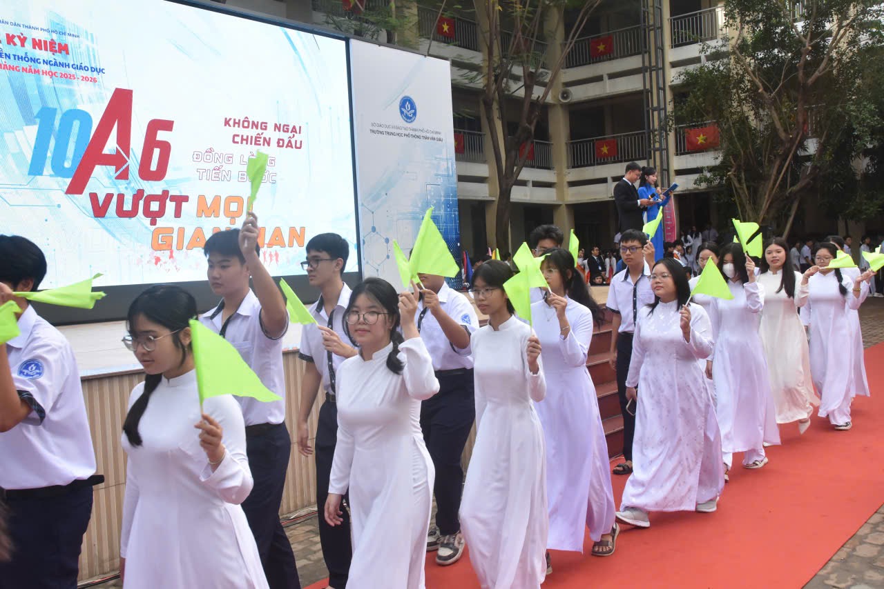 Nhiều cảm xúc trong ngày khai giảng đặc biệt của học sinh đầu cấp- Ảnh 16.