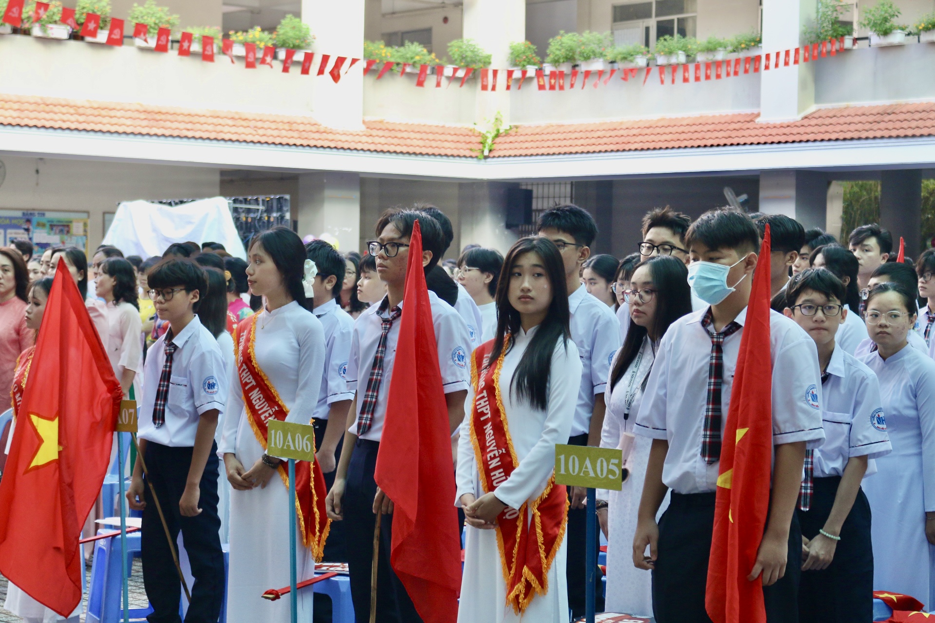 Nhiều cảm xúc trong ngày khai giảng đặc biệt của học sinh đầu cấp- Ảnh 14.