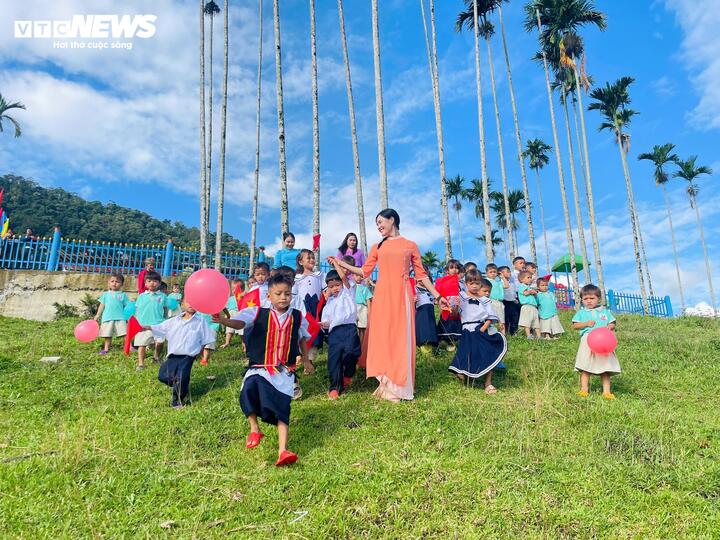 Cô giáo gây "bão mạng" trở lại Tắk Pổ, tái hiện hình ảnh bình dị ngày khai giảng- Ảnh 3.
