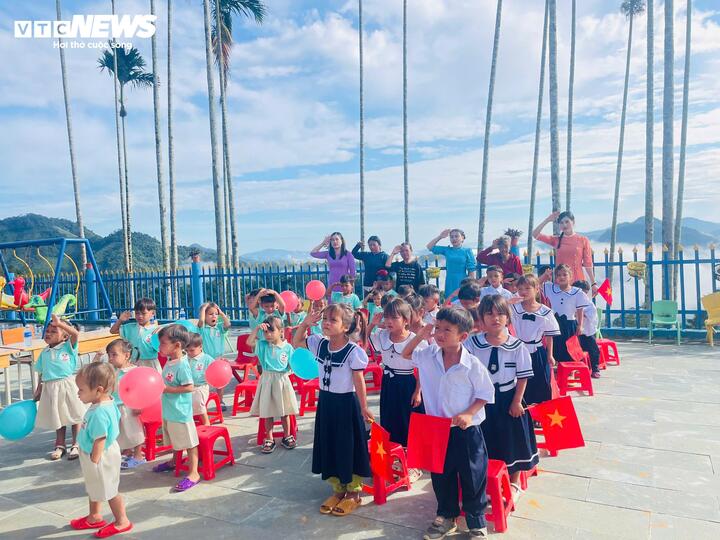 Cô giáo gây "bão mạng" trở lại Tắk Pổ, tái hiện hình ảnh bình dị ngày khai giảng- Ảnh 6.