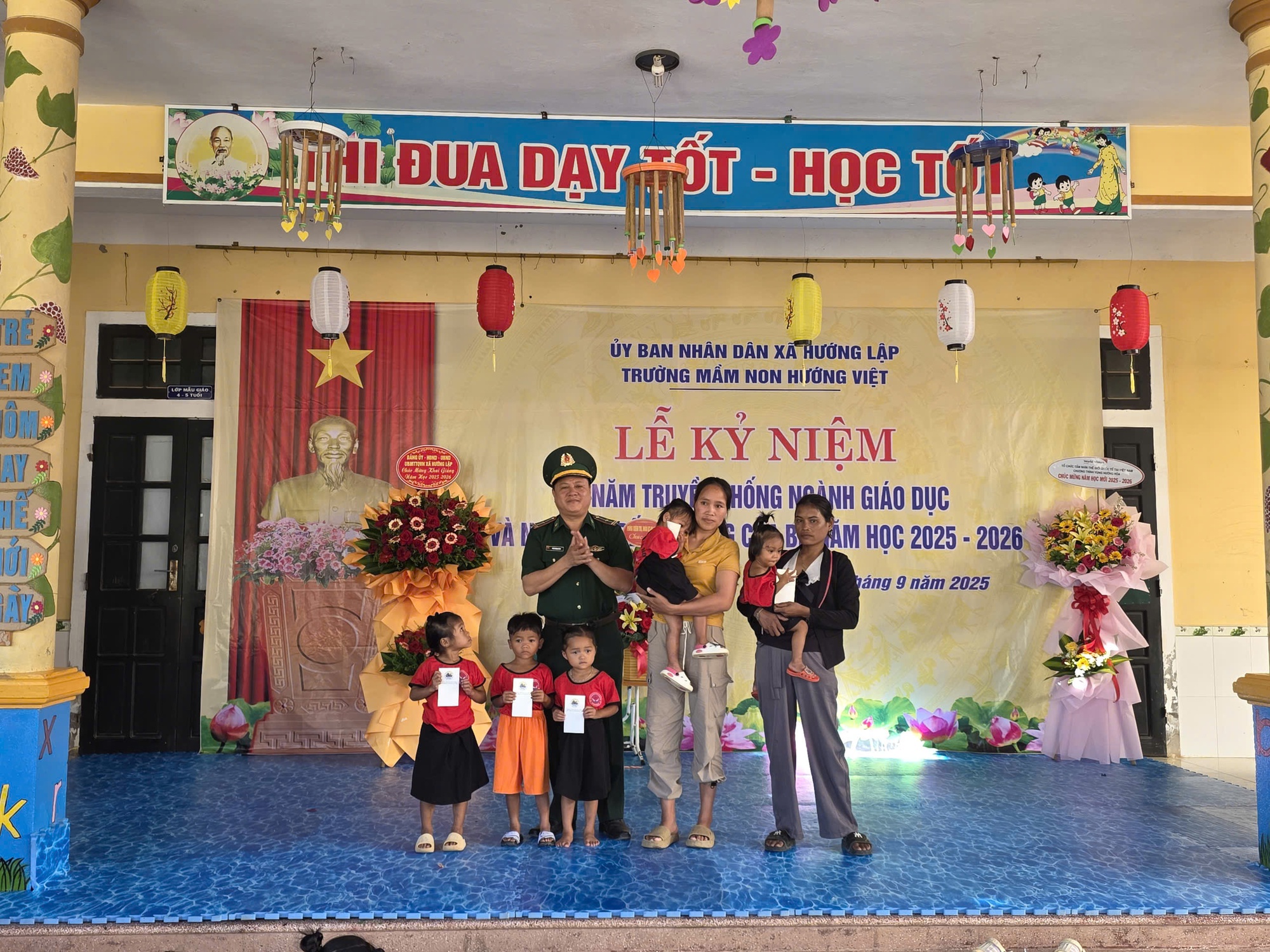 Xúc động hình ảnh bộ đội biên phòng cõng học sinh qua suối đến trường khai giảng năm học mới- Ảnh 5.