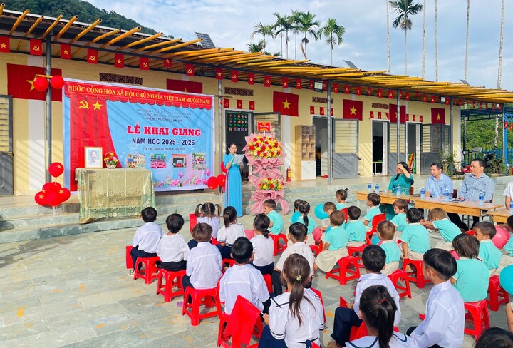 Cô giáo gây "bão mạng" trở lại Tắk Pổ, tái hiện hình ảnh bình dị ngày khai giảng- Ảnh 1.