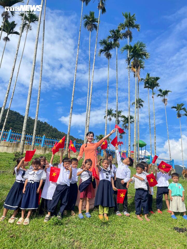 Cô giáo gây "bão mạng" trở lại Tắk Pổ, tái hiện hình ảnh bình dị ngày khai giảng- Ảnh 7.