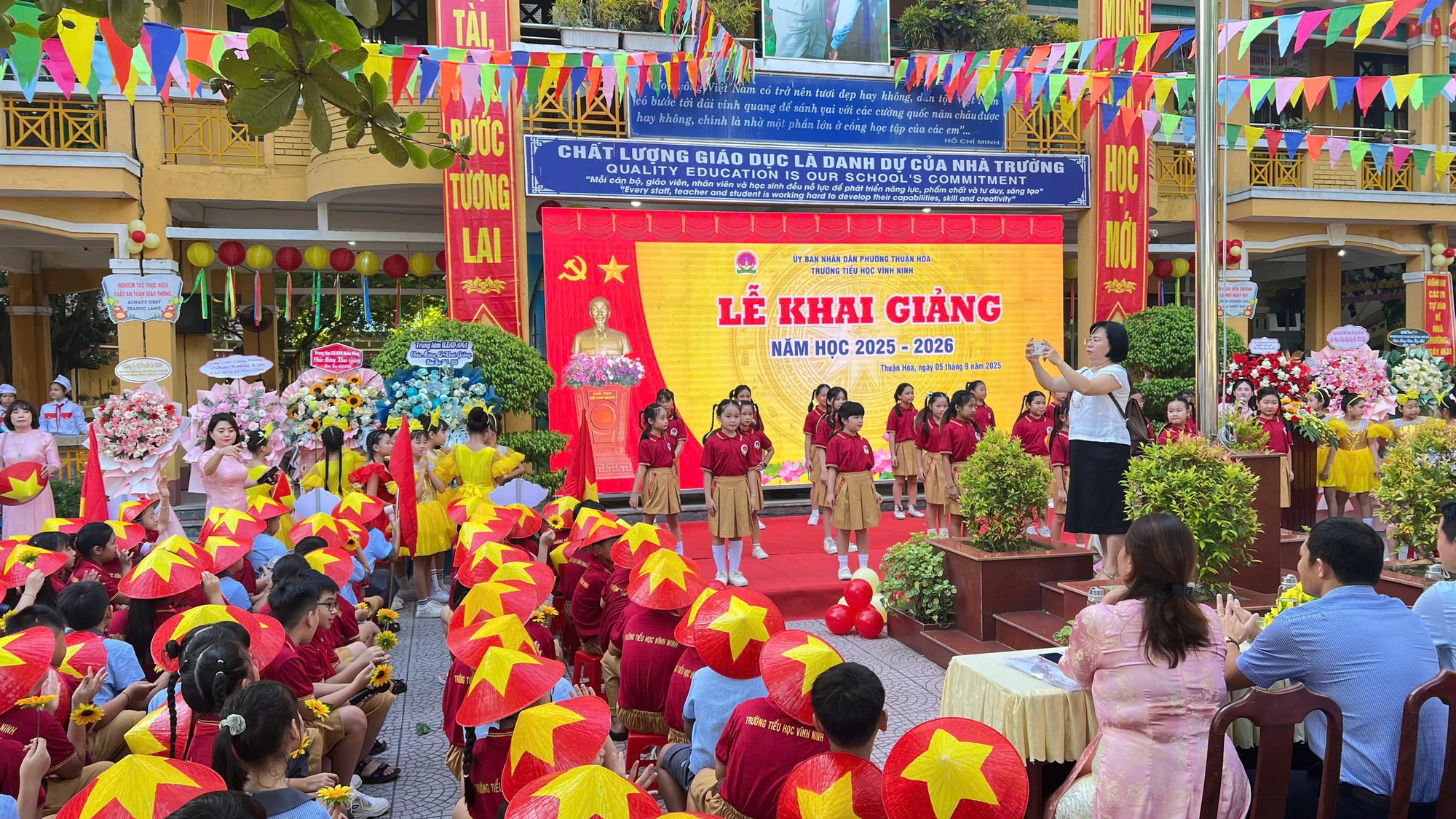 Xúc động hình ảnh bộ đội biên phòng cõng học sinh qua suối đến trường khai giảng năm học mới- Ảnh 25.