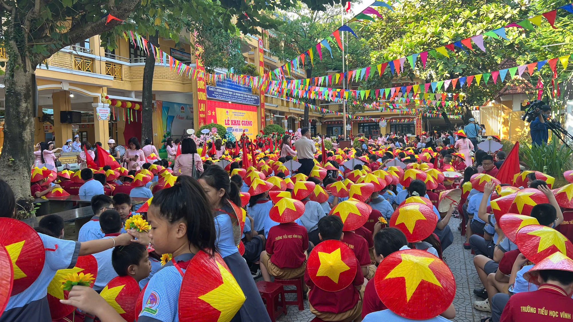 Xúc động hình ảnh bộ đội biên phòng cõng học sinh qua suối đến trường khai giảng năm học mới- Ảnh 27.