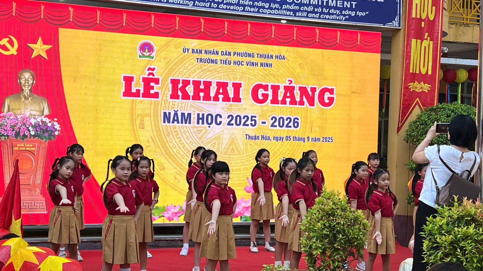 Xúc động hình ảnh bộ đội biên phòng cõng học sinh qua suối đến trường khai giảng năm học mới- Ảnh 24.