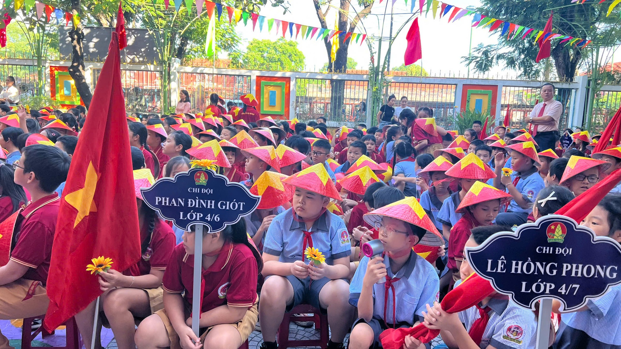 Xúc động hình ảnh bộ đội biên phòng cõng học sinh qua suối đến trường khai giảng năm học mới- Ảnh 26.