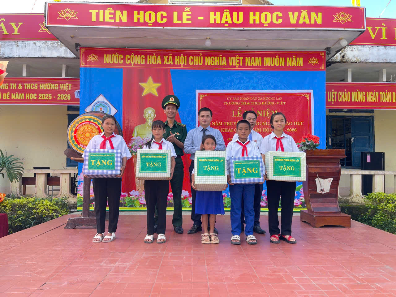 Xúc động hình ảnh bộ đội biên phòng cõng học sinh qua suối đến trường khai giảng năm học mới- Ảnh 4.