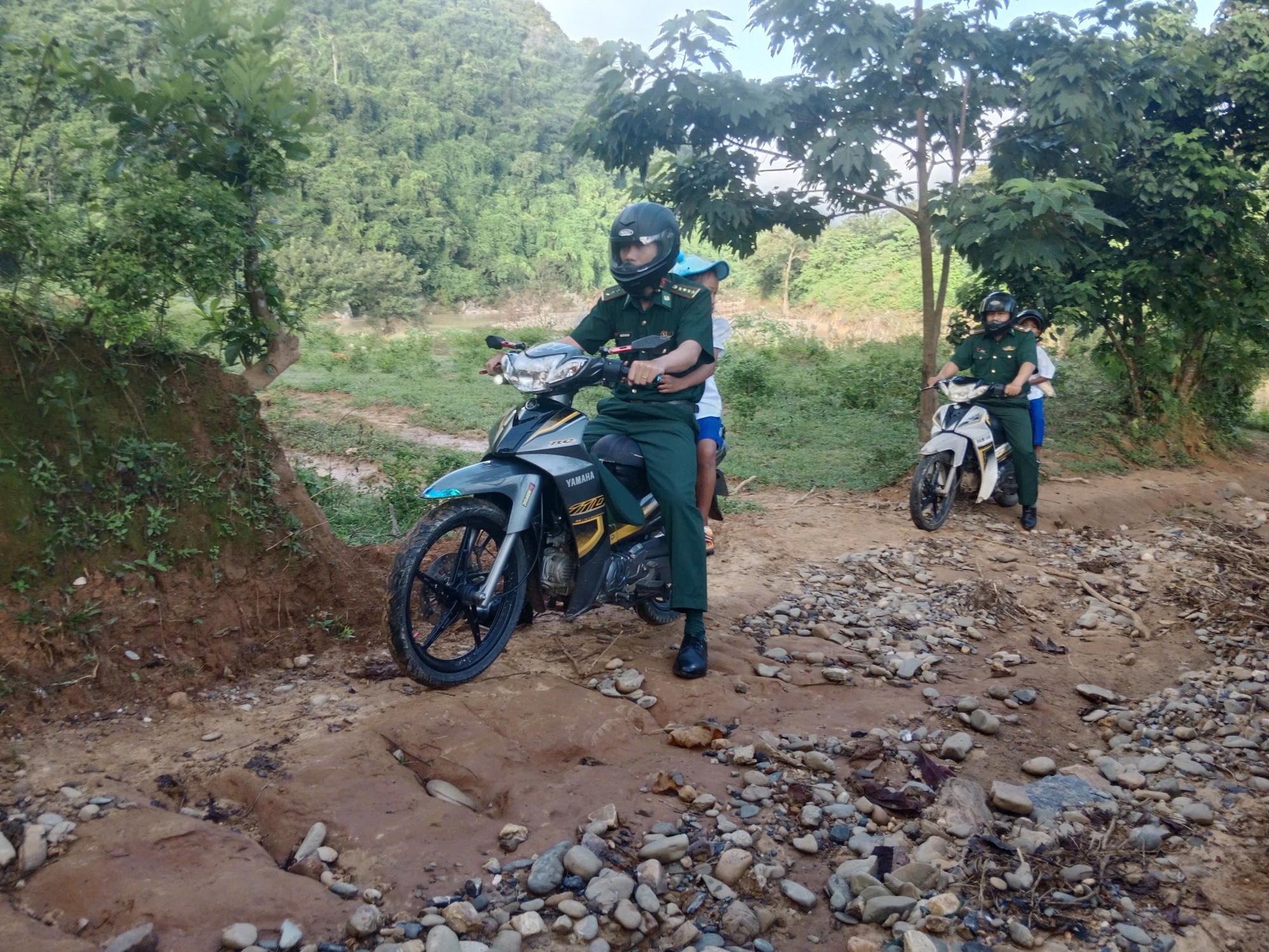 Xúc động hình ảnh bộ đội biên phòng cõng học sinh qua suối đến trường khai giảng năm học mới- Ảnh 2.
