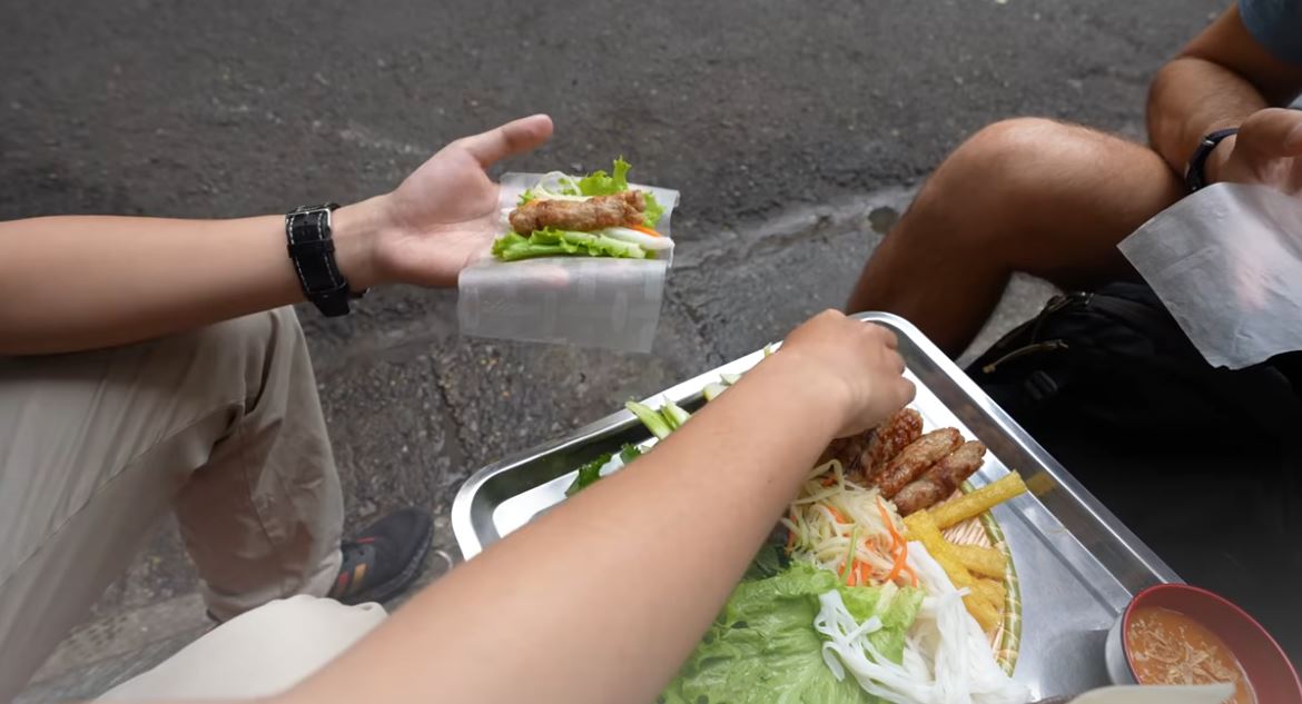 Cặp đôi khách Tây khám phá 1 món ăn Việt Nam, nhận xét ngon nhất châu Á, ăn 5 lần chưa chán- Ảnh 1.