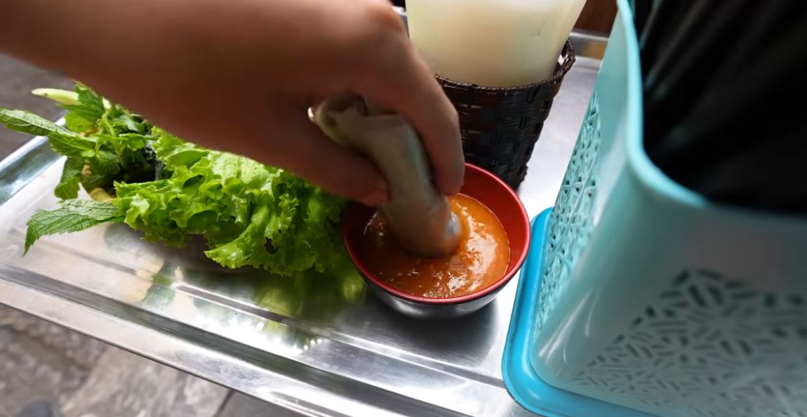 Cặp đôi khách Tây khám phá 1 món ăn Việt Nam, nhận xét ngon nhất châu Á, ăn 5 lần chưa chán- Ảnh 5.