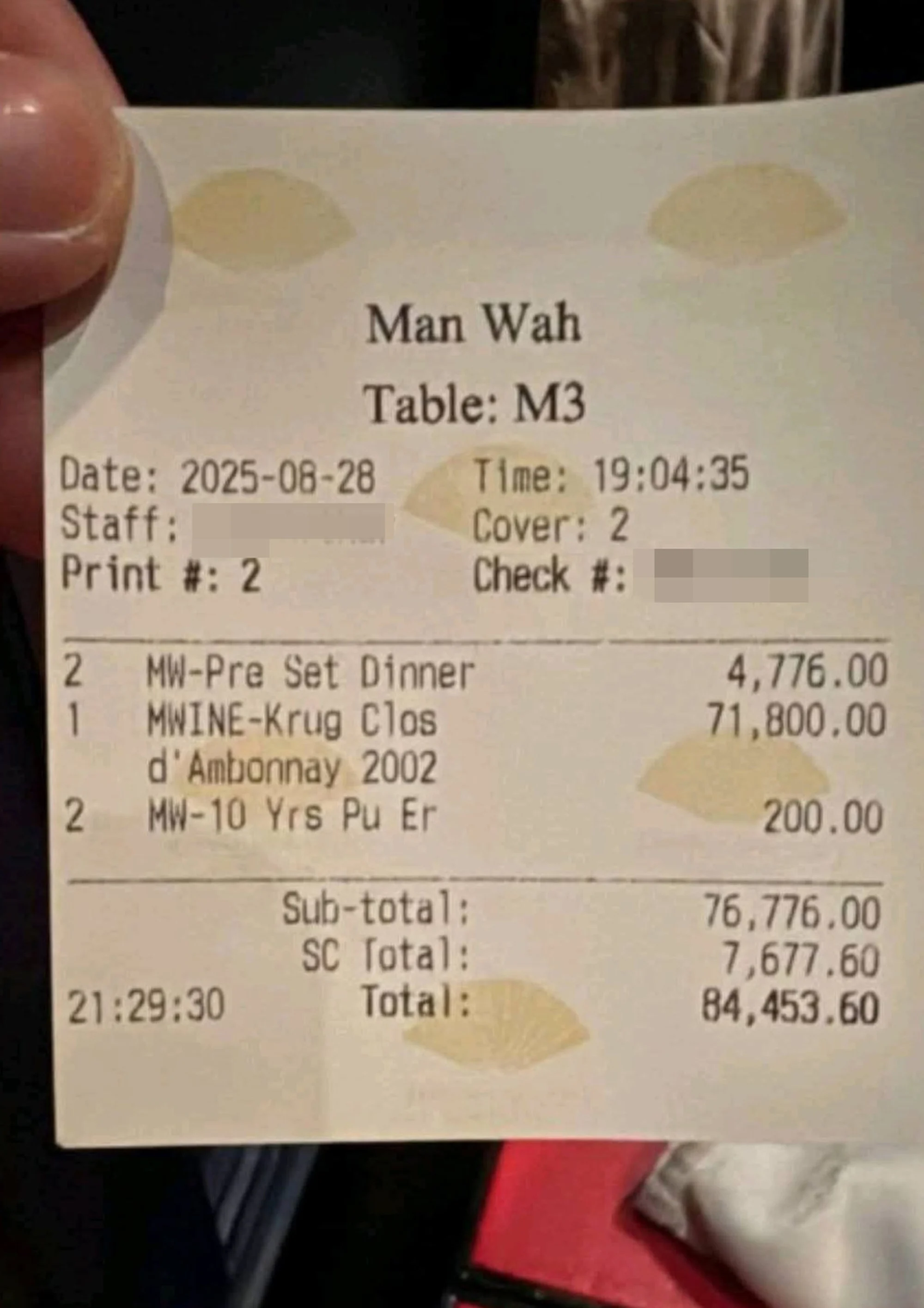 Bạn trai “biến mất” giữa nhà hàng để lại hóa đơn gần 300 triệu VNĐ cần thanh toán, người phụ nữ báo ngay cảnh sát: “Anh ta bảo chỉ ra ngoài nghe điện thoại”- Ảnh 1.