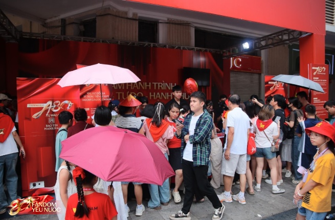 Chụp ảnh lấy ngay - hoạt động “hút khách” nhất tại booth Fandom Yêu Nước và trạm khách A80- Ảnh 2.