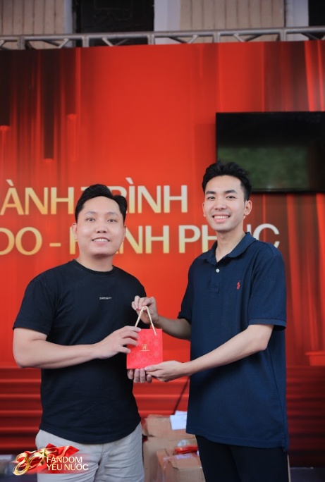 Chụp ảnh lấy ngay - hoạt động “hút khách” nhất tại booth Fandom Yêu Nước và trạm khách A80- Ảnh 4.