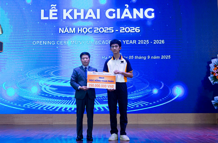 Trường trao học bổng toàn phần cho nam sinh mất 4 người thân vụ lật tàu Hạ Long- Ảnh 1.