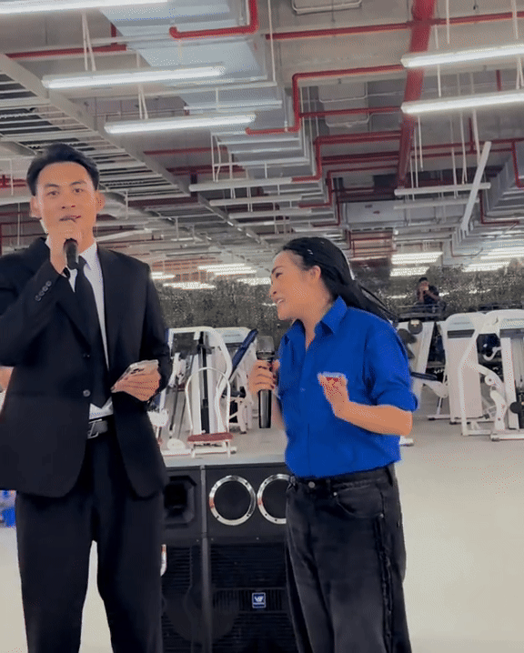 Thiếu uý được ca sĩ Phương Thanh nhường luôn sân khấu sau pha cất giọng: Sao bảo ông trời không cho ai tất cả?- Ảnh 1.