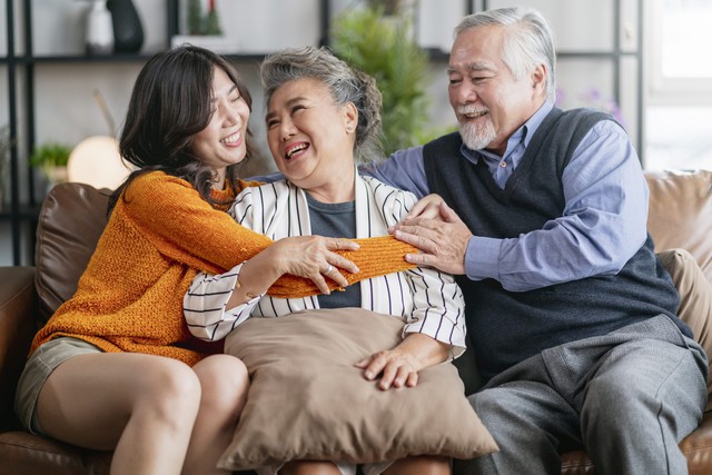5 năm làm dâu không hỏi chuyện tiền nong, người phụ nữ khóc òa vì 1 câu nói của bố chồng- Ảnh 1.