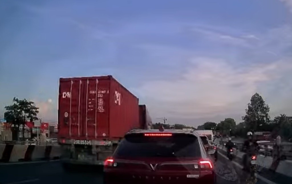 Container bất ngờ tông loạt ô tô trên cầu vượt ở Hà Nội- Ảnh 1.