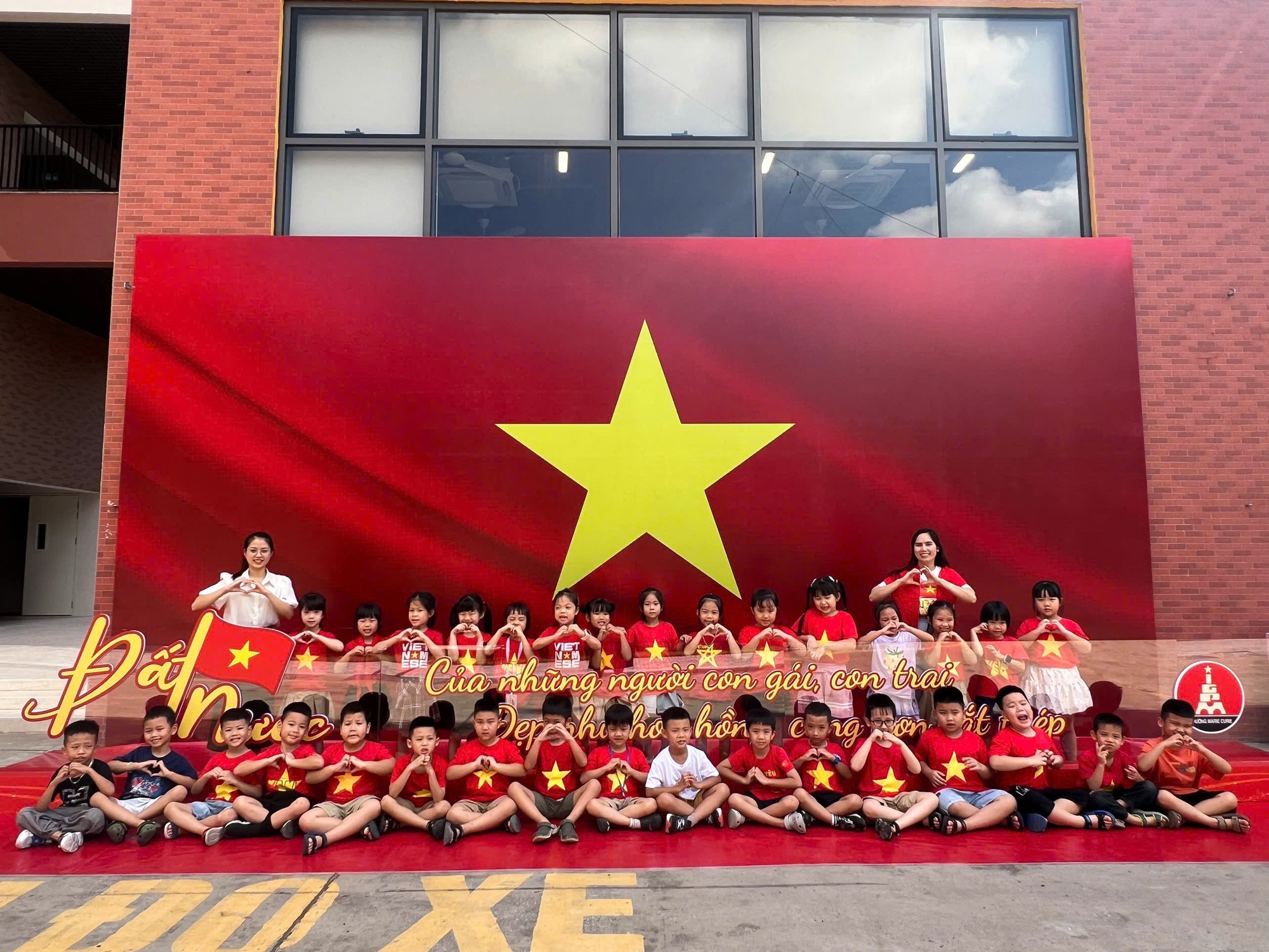 Spotlight lễ khai giảng 2025 thuộc về khối học sinh tiểu học: Combo khóc - cười - ngáp đủ hết!- Ảnh 13.