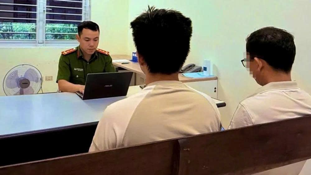 Nam sinh 2003 ở Hà Nội gọi điện nhờ gia đình chuyển khoản 150 triệu đồng, vài phút sau bị công an đưa đi- Ảnh 1.