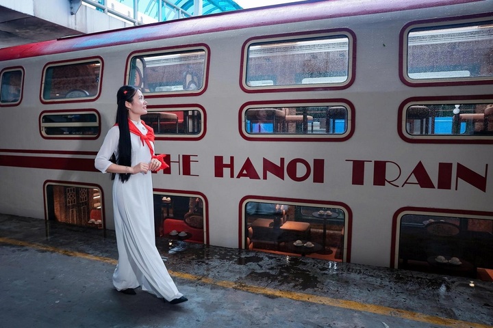 Đoàn tàu du lịch "Hà Nội 5 Cửa Ô" chính thức vận hành từ hôm nay- Ảnh 1.