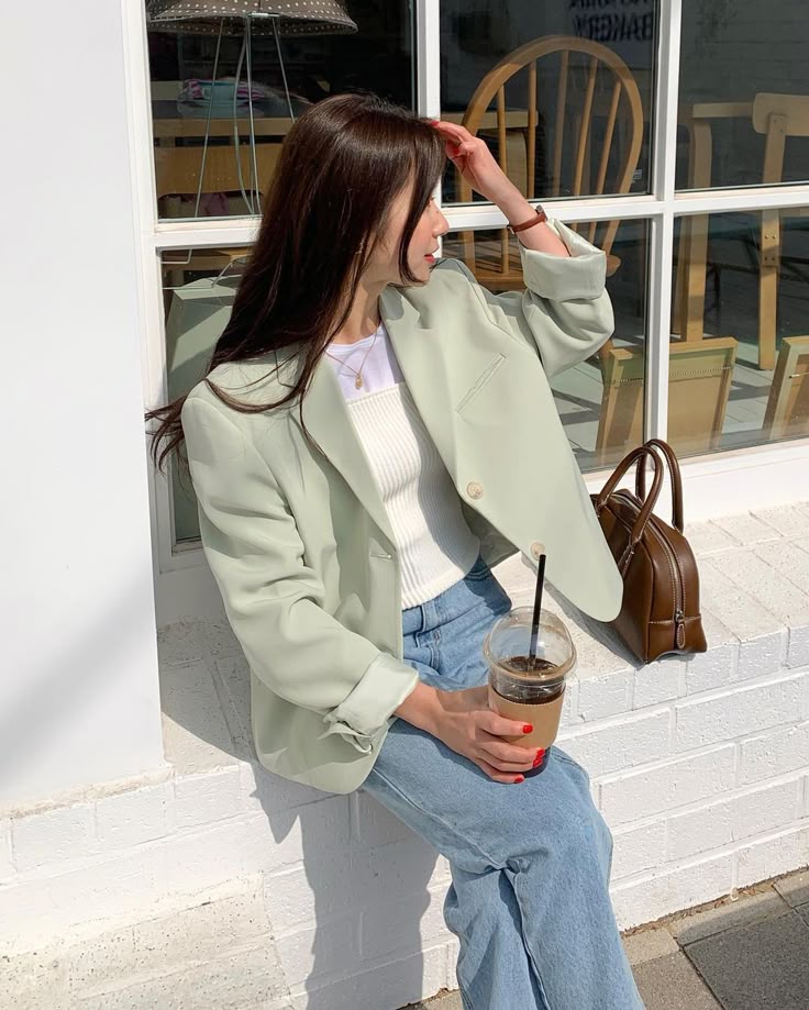 Blazer là item "must-have" mùa thu nhưng phụ nữ 30+ nên tránh kiểu này- Ảnh 10.