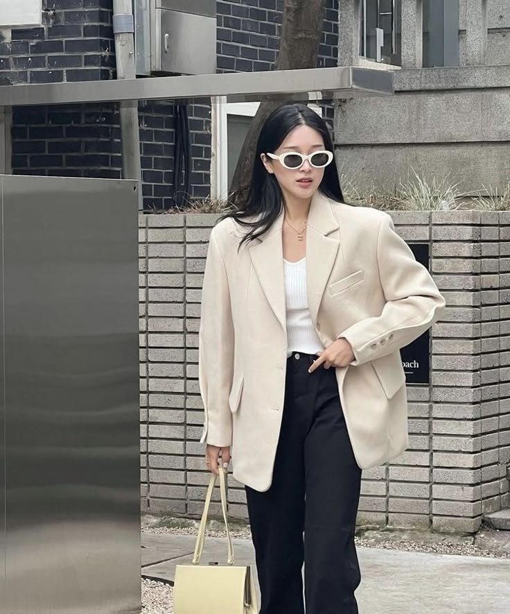 Blazer là item "must-have" mùa thu nhưng phụ nữ 30+ nên tránh kiểu này- Ảnh 7.