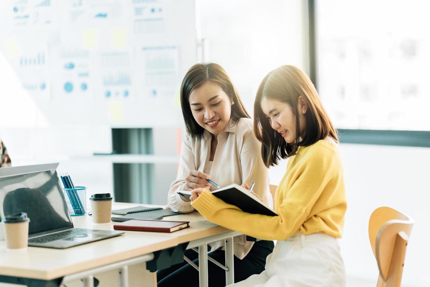 Thường xuyên khen ngợi người khác theo 3 cách này là biểu hiện của người EQ thấp- Ảnh 1.