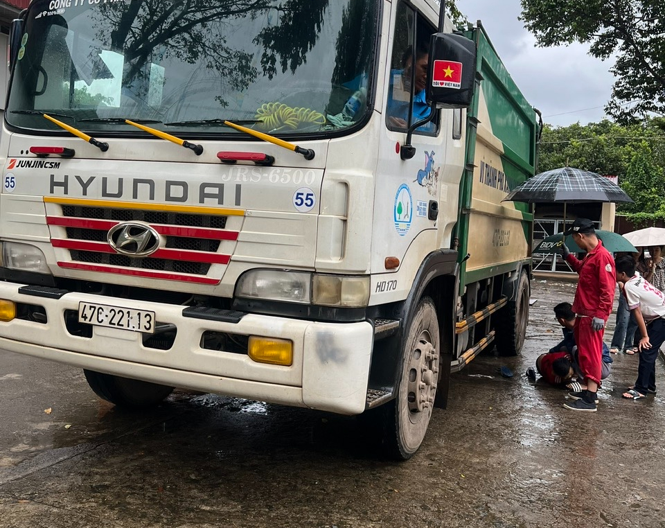 Xe thu gom rác tông chết học sinh lớp 6 trong trường học- Ảnh 1.