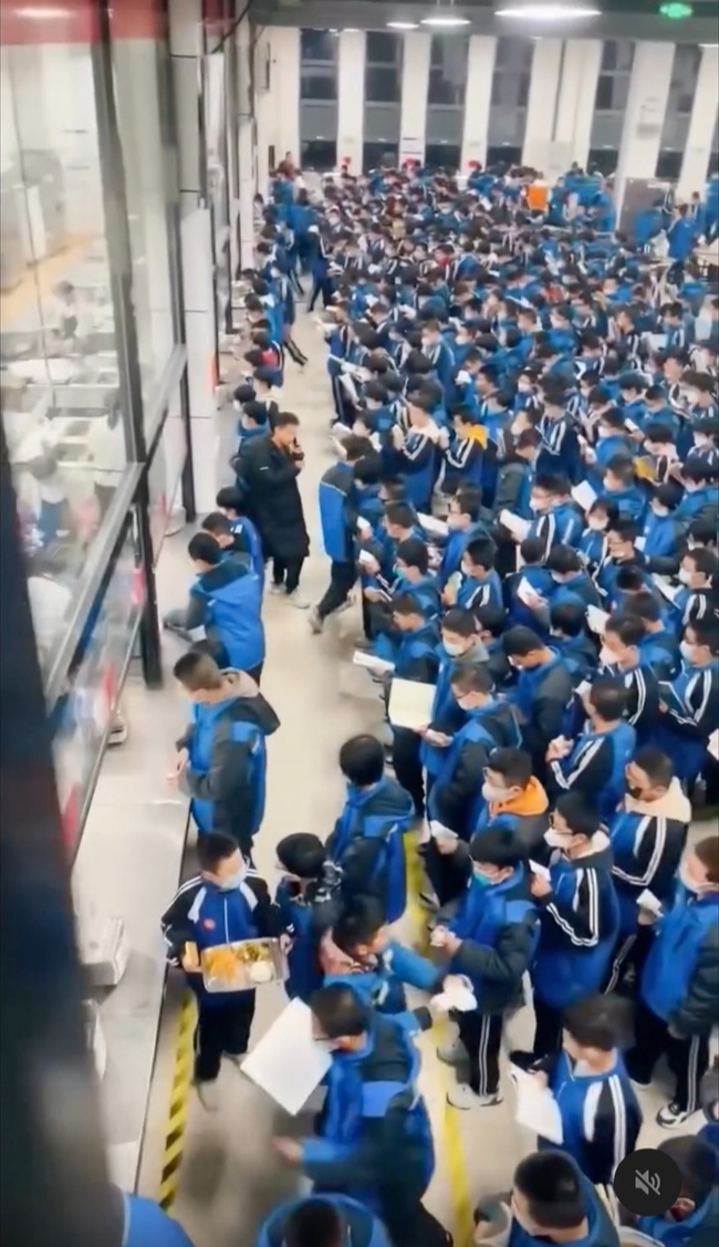 Soi video 1 căn tin trường học, nhiều người phát hiện chi tiết gây choáng váng: Nhìn mà thấy mệt mỏi!- Ảnh 1.