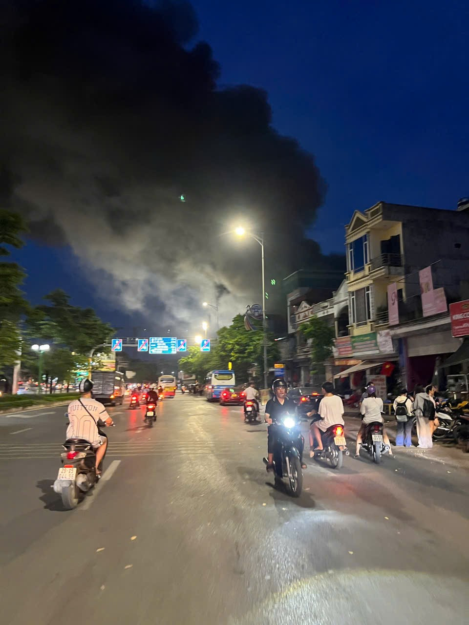 Hà Nội: Lửa ngùn ngụt tại nhà xưởng gần cầu Đuống- Ảnh 4.