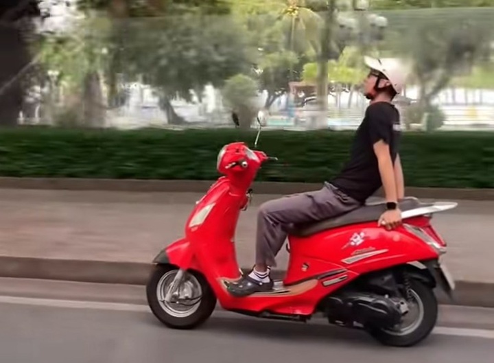 Xác minh danh tính người đàn ông thả 2 tay, phóng xe tốc độ cao trên phố biển- Ảnh 1.